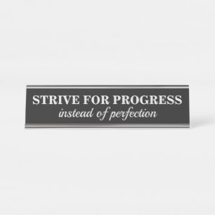 PROGRESE contra la placa del escritorio de la