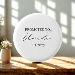 Promocionado al botón Uncle EST | Un regalo de tío<br><div class="desc">Celebra la emocionante noticia con este botón Promocionado al tío EST 2025 - ¡el accesorio perfecto para un tío primerizo! Ya sea que estés compartiendo una invitación de embarazo, planeando una ducha de bebé, o simplemente quiera un bigote divertido, esta insignia minimalista hace un regalo sincero. Con un diseño de...</div>