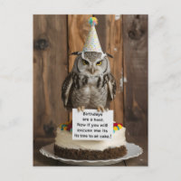 Propia en pastel de cumpleaños sosteniendo nota co