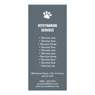 Publicitaria El veterinario mantiene la tarjeta del estante de
