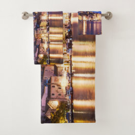 Pueblo croata Sibenik de noche.