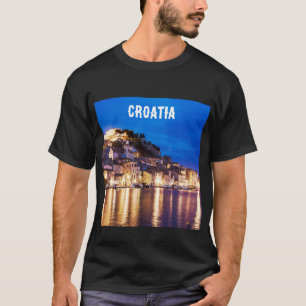 Pueblo croata Sibenik en la camiseta nocturna