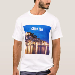 Pueblo croata Sibenik en la camiseta nocturna