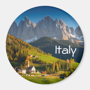 Pueblo de las dolomías en imán de la caída con 
