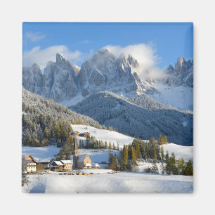 Pueblo de las dolomías en imán del invierno