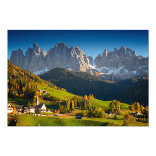 Pueblo de las dolomías en la impresión de la foto