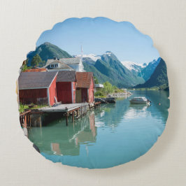 Pueblo y un fiordo en la almohada redonda de