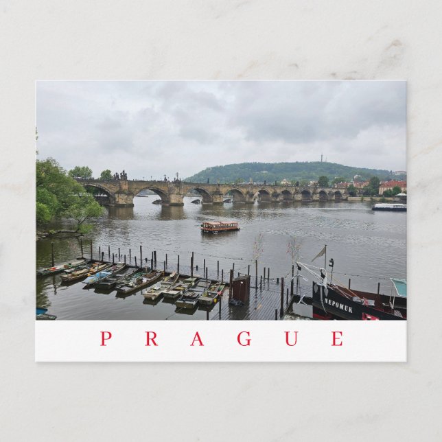 Puente Carlos de Praga y barcos con postal (Anverso)