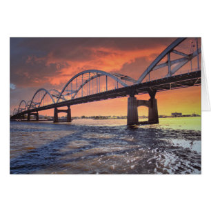 Puente centenario en la puesta del sol