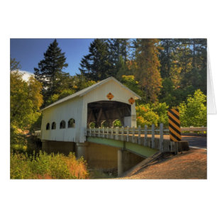 Puente cubierto de otoño