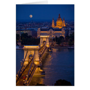 Puente de cadena y luna llena en la noche