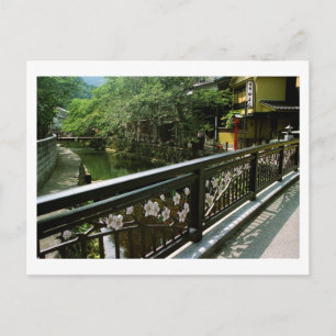 Puente de flores de cerezo en la postal Kinosaki