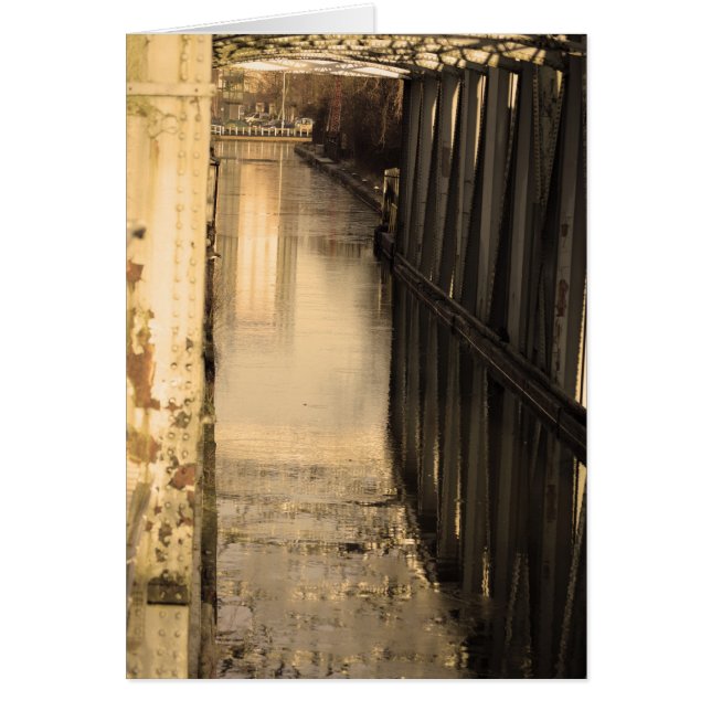 Puente de hierro y reflexión (Frente)