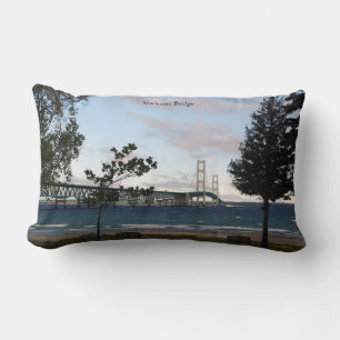 Puente de Mackinac con árboles almohada lumbar