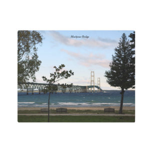 Puente de Mackinac con árboles metálicos de arte e