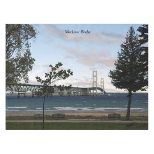 Puente de Mackinac con manteles de árboles