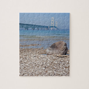Puente de Mackinac con rompecabezas de la roca