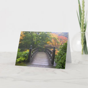 Puente de madera en tarjeta de saludo de jardín ja