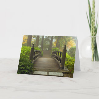Puente de madera en tarjeta de saludo de jardín ja