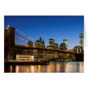 Puente de Manhattan y de Brooklyn en la oscuridad