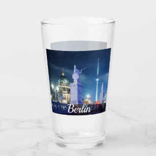 Puente de piedra cerca de la Catedral de Berlín en