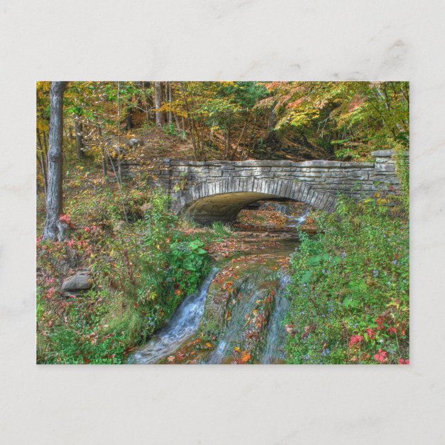 Puente de piedra en postal de otoño