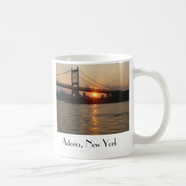 "Puente de RFK en la puesta del sol" Astoria, taza (Derecha)