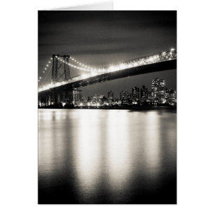 Puente de Williamsburg por la noche en la ciudad d