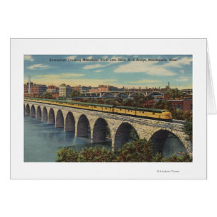 Puente del arco de la piedra de la travesía del