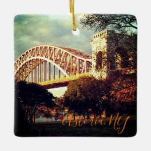 Puente Hell Gate en el ornamento navideño de otoño