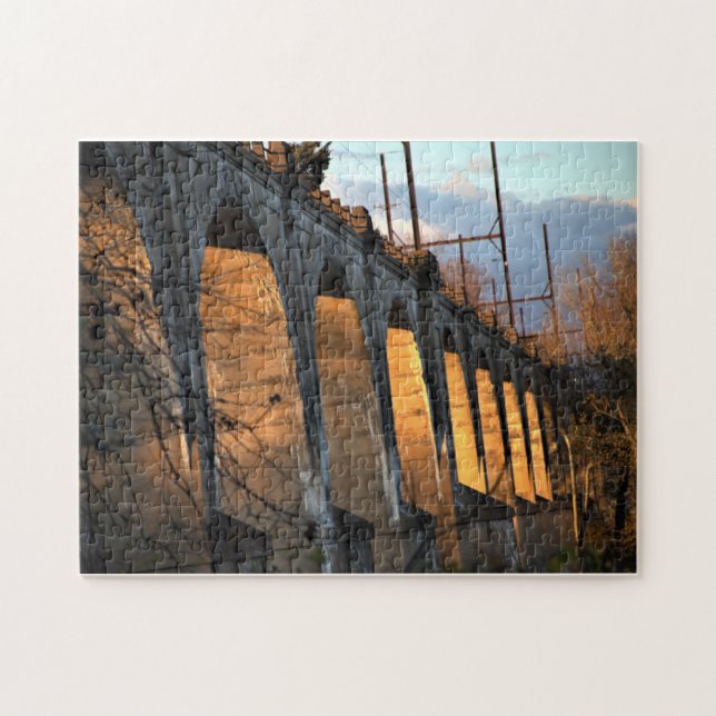 Puente iluminado por rompecabezas de la luz solar (Horizontal)