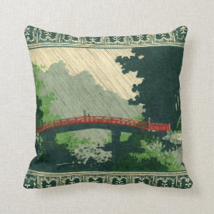 Puente japonés en almohada de la lluvia