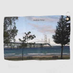 Puente Mackinac con toalla de golf arbórea