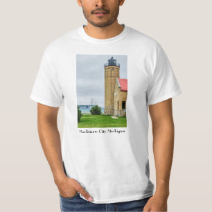 Puente Mackinac y camiseta de faro