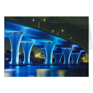 Puente nocturno en el Puerto de Miami, Florida
