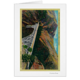 Puente pacífico de la carretera sobre el río de