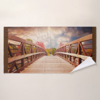 Puente rústico de madera en el campo