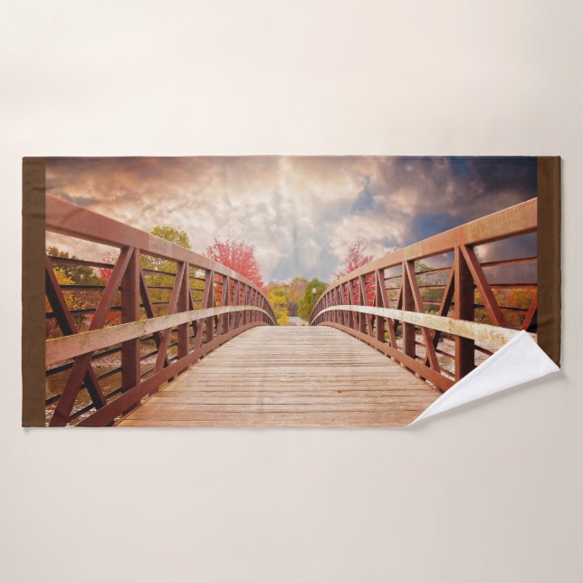 Puente rústico de madera en el campo (Toalla de baño)