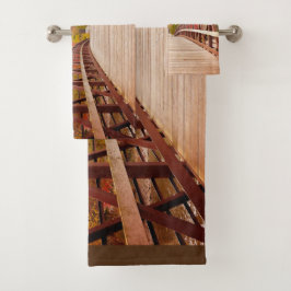 Puente rústico de madera en el campo