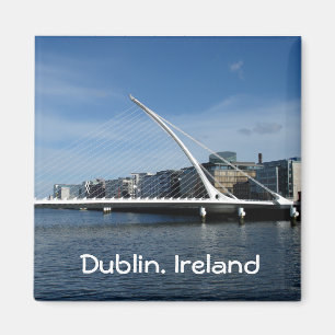 Puente sobre el imán del río de Dublín Irlanda