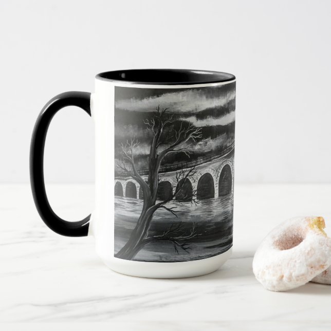 Puente sobre la taza preocupada del agua (Con donut)