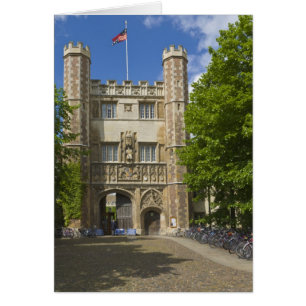 Puerta al Trinity College y filas de bicicletas,