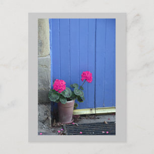 Puerta azul en la postal cruzada