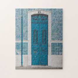 Puerta de madera azul en rompecabezas de rompecabe
