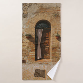 PUERTA DE MADERA MARRÓN EN UNA PARED DE LADRILLO M