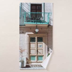 Puerta de madera marrón sobre un edificio de hormi