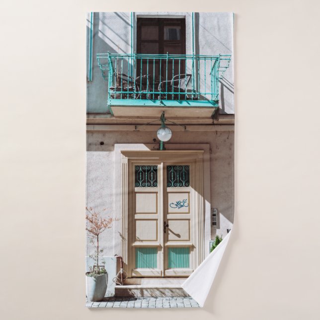 Puerta de madera marrón sobre un edificio de hormi (Toalla de baño)