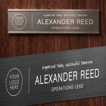 Puerta de oficina con placas de nombre con logotip