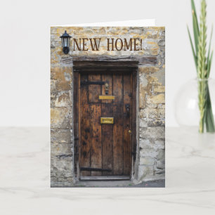 Puerta delantera de madera antigua con tarjeta de