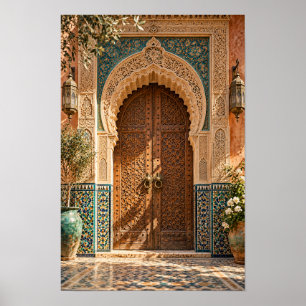 Puerta ornamentada con arco y arte de pared de mos